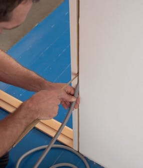 Ljudisolera dörr: Tryck in en bottningslist Ljudisolera dörr: Tryck in en bottningslist